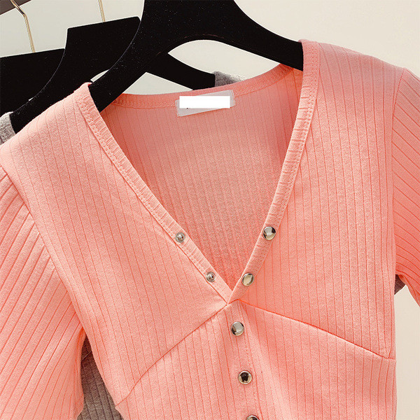 Modern női blúz gombokkal és rövid ujjú