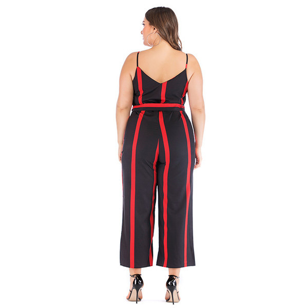 Modern női jumpsuit vékony pántokkal és V-nyakú fekete színben