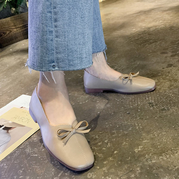 Eko bőrből készült stílusos női cipő barna és bézs színű szalaggal