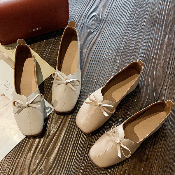 Eko bőrből készült stílusos női cipő barna és bézs színű szalaggal