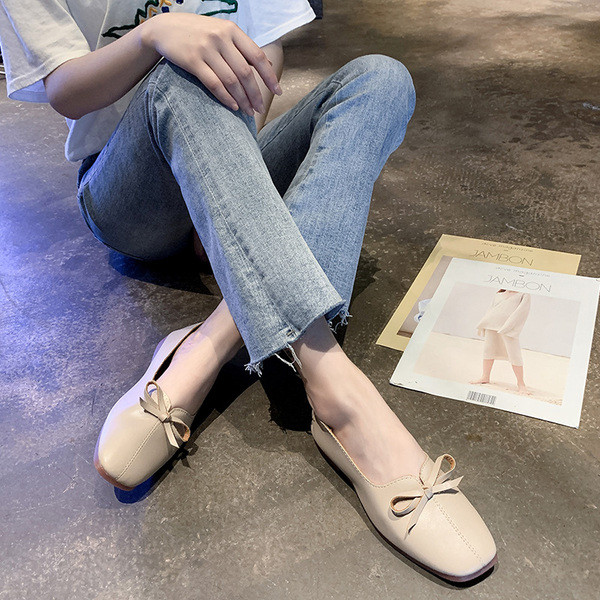 Eko bőrből készült stílusos női cipő barna és bézs színű szalaggal