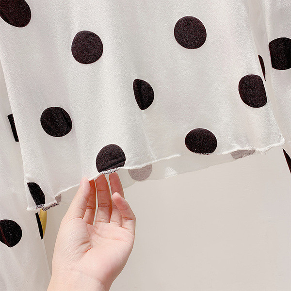 Pöttyös női blúz fehér és fekete színben