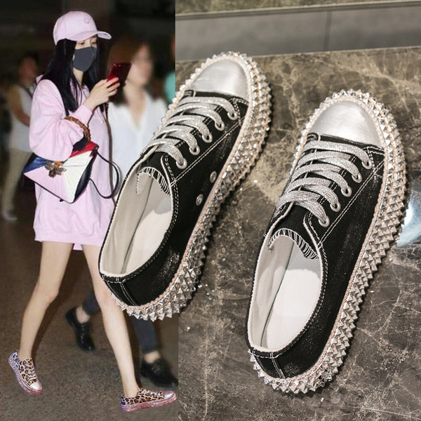 Női tornacipők új modellje fém elemekkel a talpán, két színben