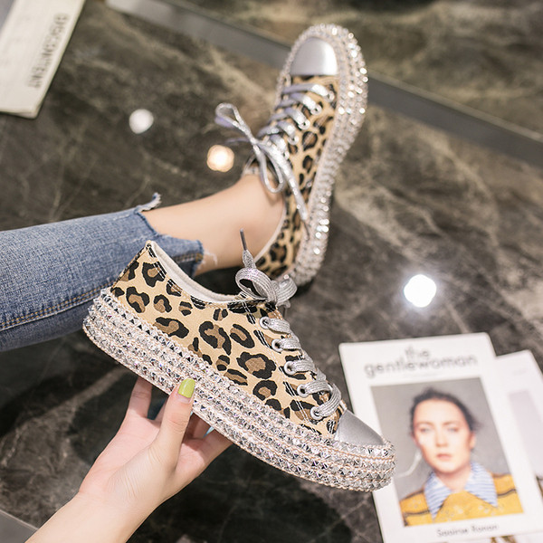 Női tornacipők új modellje fém elemekkel a talpán, két színben