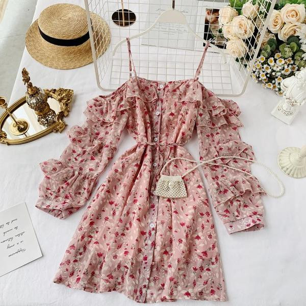 Modern női ruha, rózsaszín gombokkal