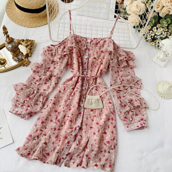 Modern női ruha, rózsaszín gombokkal