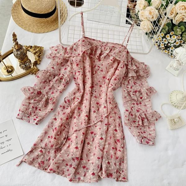 Modern női ruha, rózsaszín gombokkal