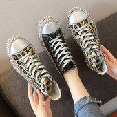 Modern női tornacipő két színben, fém elemekkel