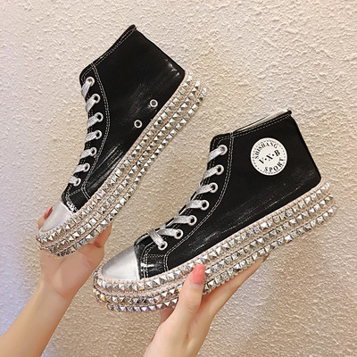 Modern női tornacipő két színben, fém elemekkel