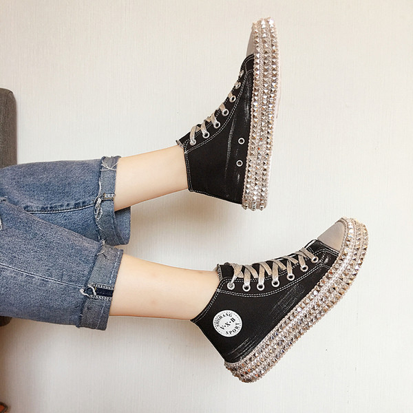 Modern női tornacipő két színben, fém elemekkel