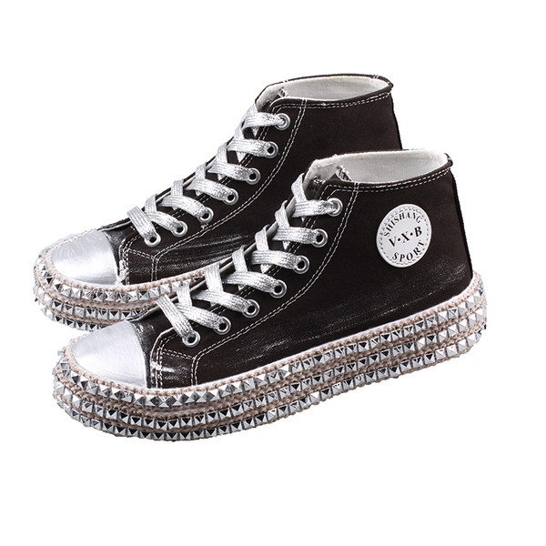 Modern női tornacipő két színben, fém elemekkel