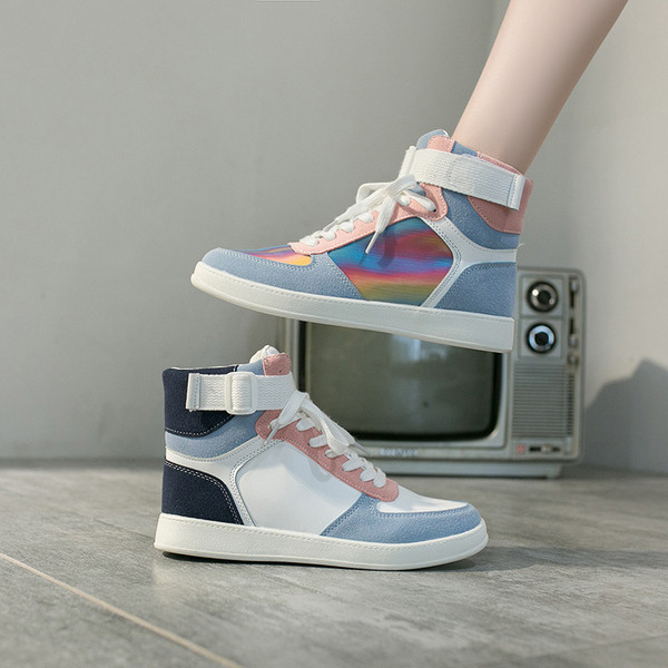 Alkalmi női tornacipő fűzővel, lapos talppal, két színben