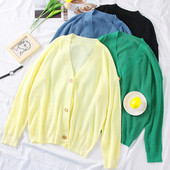 Női kardigán zöld, fekete, kék és sárga gombokkal