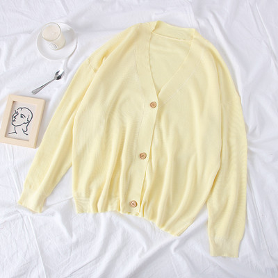 Női kardigán zöld, fekete, kék és sárga gombokkal