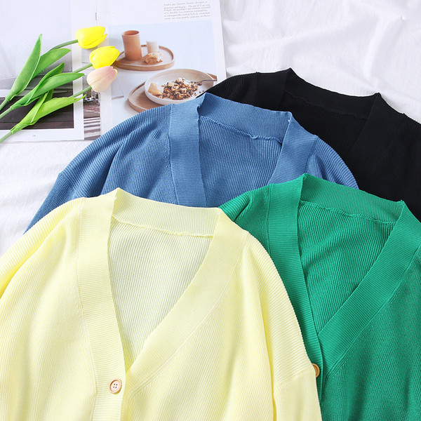 Női kardigán zöld, fekete, kék és sárga gombokkal