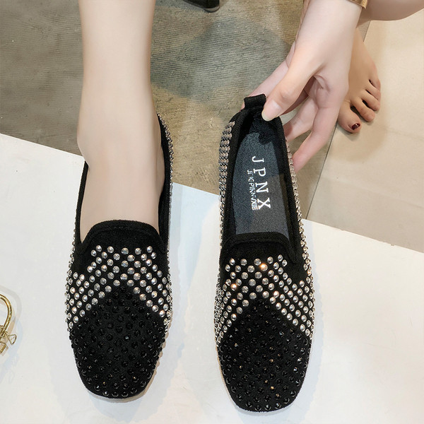 Modern női mokaszin kövekkel, két színben