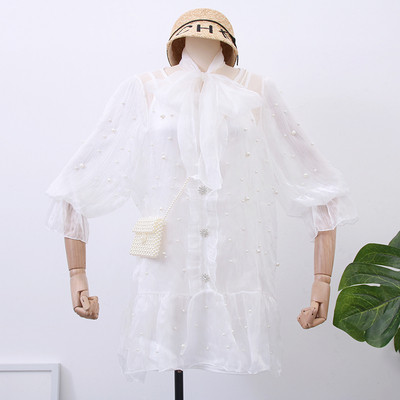 Stílusos női ruha gyöngyökkel fehér és szürke színben