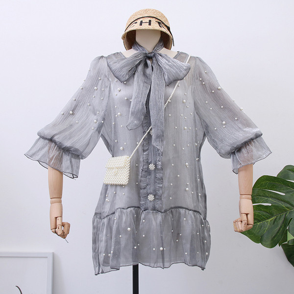 Stílusos női ruha gyöngyökkel fehér és szürke színben