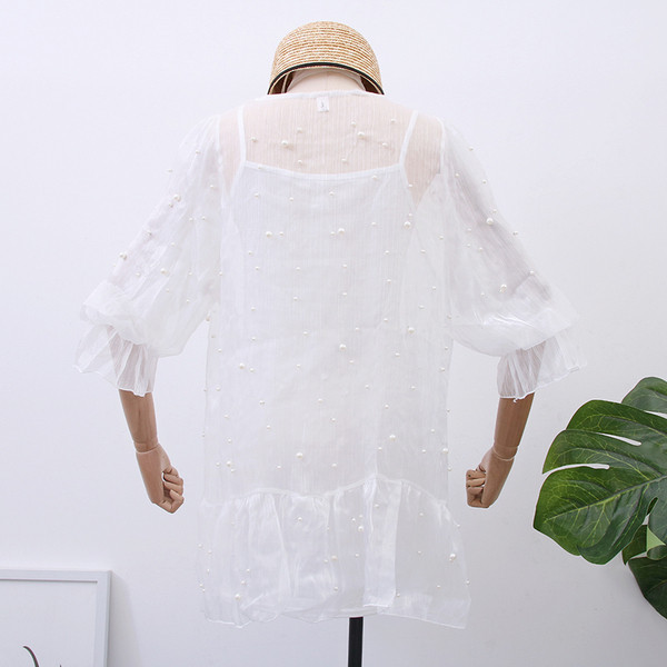 Stílusos női ruha gyöngyökkel fehér és szürke színben