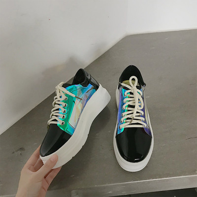 Modern női tornacipő csillogó hatású fekete-fehér színben