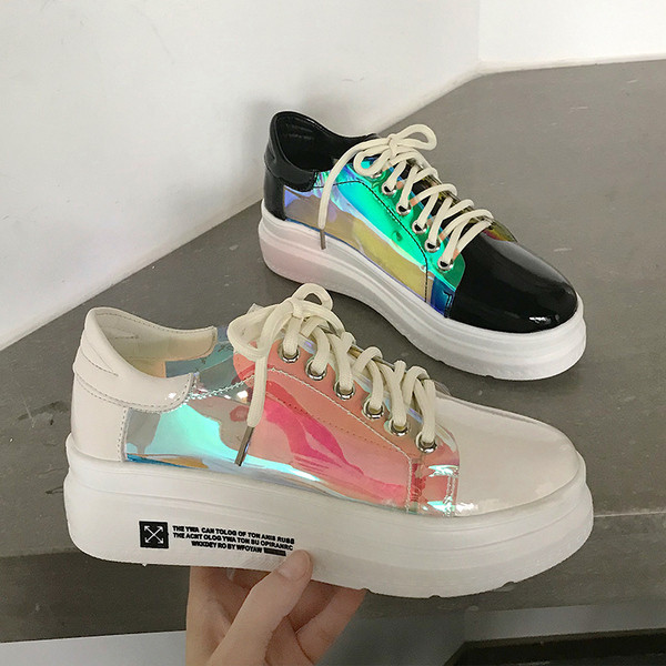 Modern női tornacipő csillogó hatású fekete-fehér színben