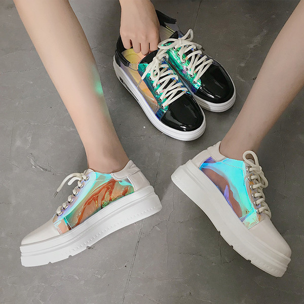 Modern női tornacipő csillogó hatású fekete-fehér színben