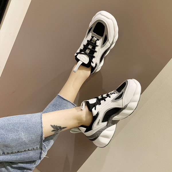 Női tornacipő öko velúrból fekete és barna színben