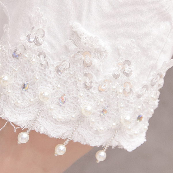 Modern női, magas derekú rövidnadrág díszgyöngyökkel