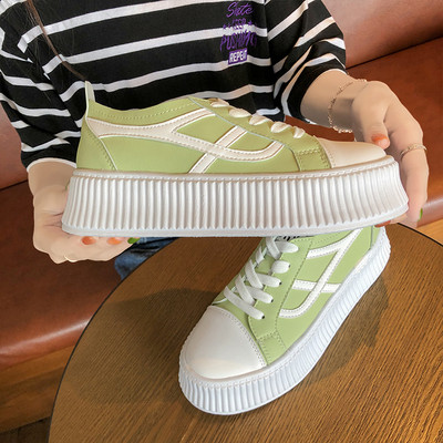 Öko bőrből készült női tornacipő magas talppal, három színben