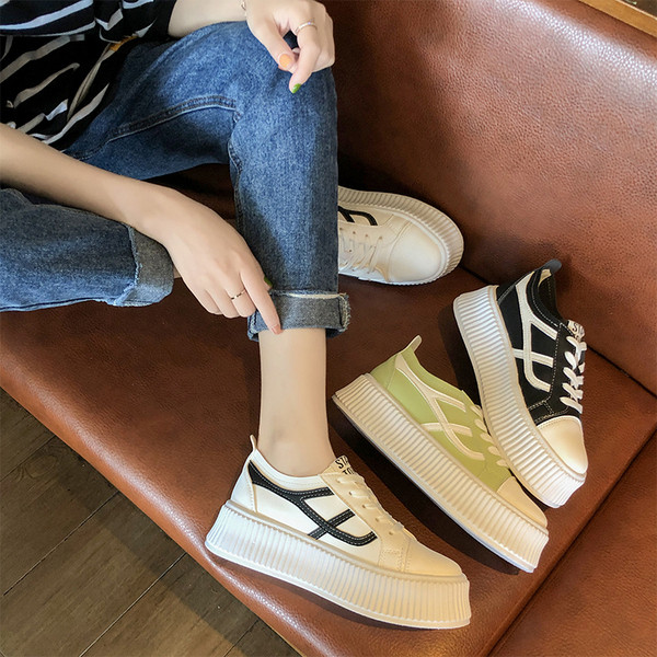 Öko bőrből készült női tornacipő magas talppal, három színben