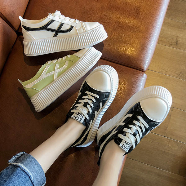 Öko bőrből készült női tornacipő magas talppal, három színben