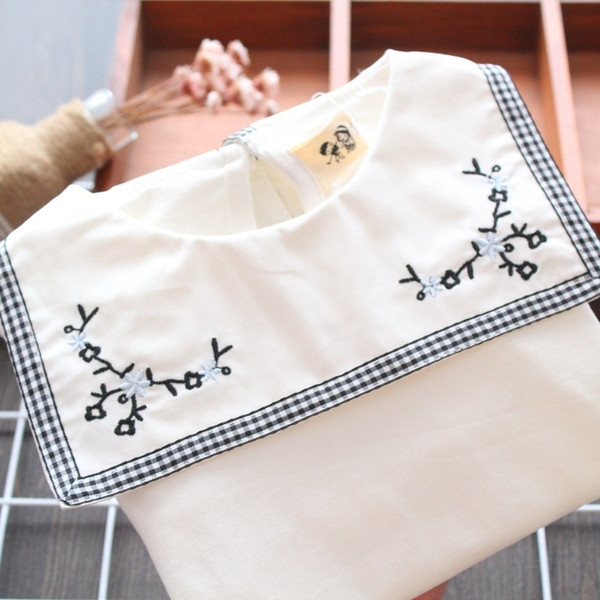 Modern gyereking lányoknak hímzéssel - fehér színű