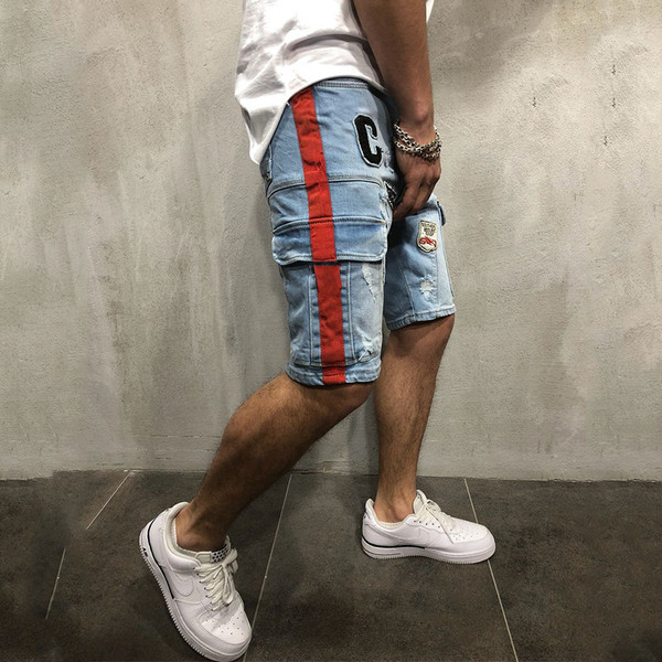 Férfi farmer rövidnadrág emblémákkal