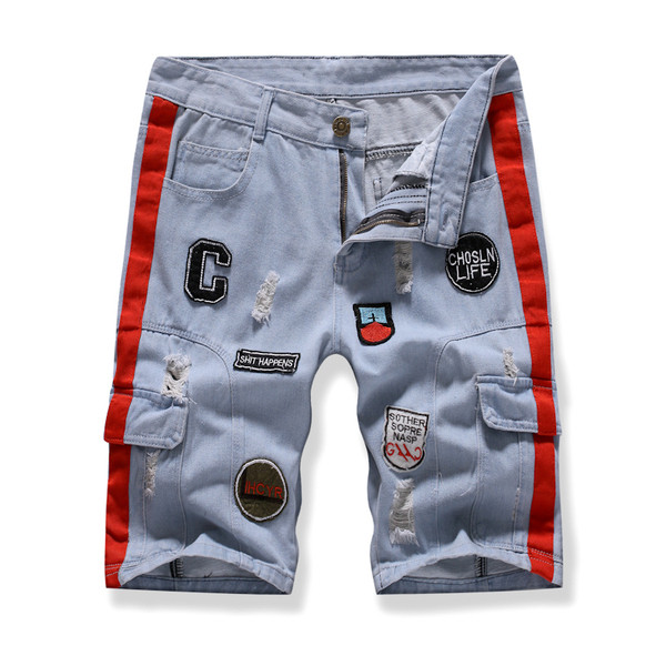 Férfi farmer rövidnadrág emblémákkal