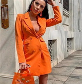 Elegáns női ruha mély nyakkivágással, fekete és narancssárga gombokkal