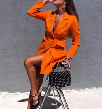 Elegáns női ruha mély nyakkivágással, fekete és narancssárga gombokkal