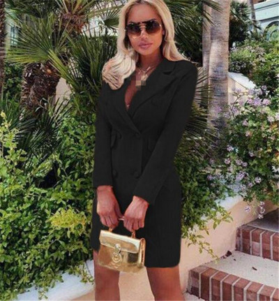 Elegáns női ruha mély nyakkivágással, fekete és narancssárga gombokkal