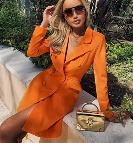 Elegáns női ruha mély nyakkivágással, fekete és narancssárga gombokkal