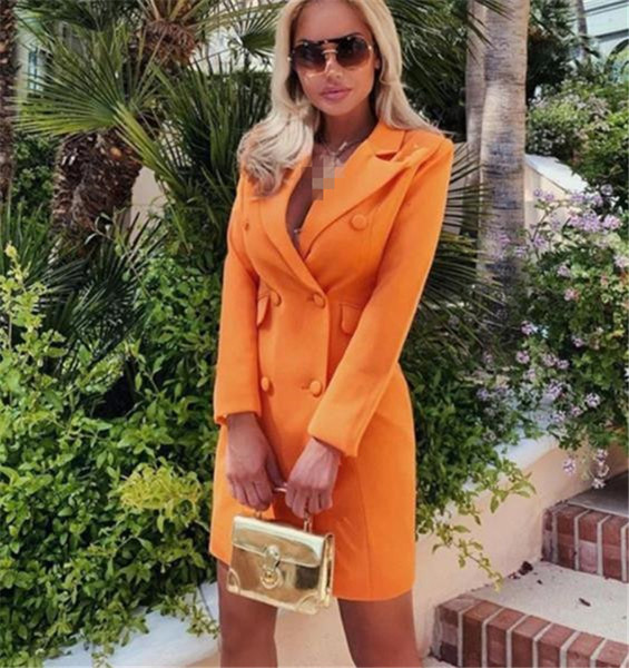 Elegáns női ruha mély nyakkivágással, fekete és narancssárga gombokkal