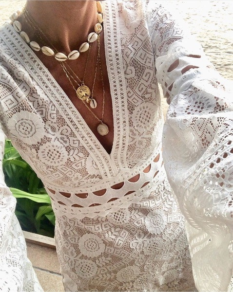 Stílusos női ruha V-nyakú és lótusz ujjú fehér színben