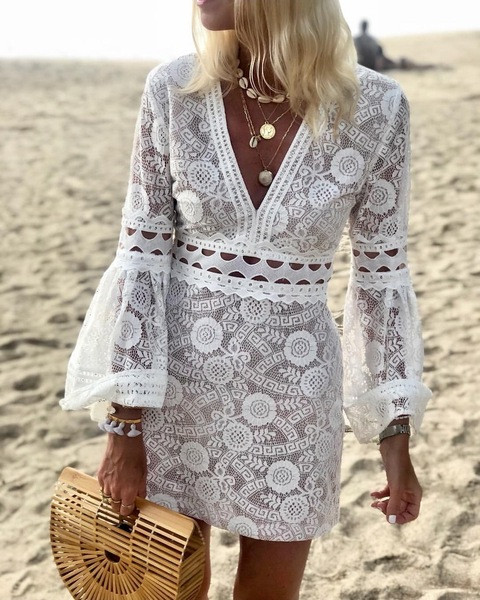 Stílusos női ruha V-nyakú és lótusz ujjú fehér színben