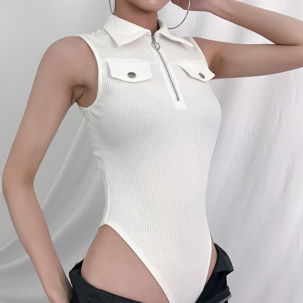 Modern női test fehér gallérral