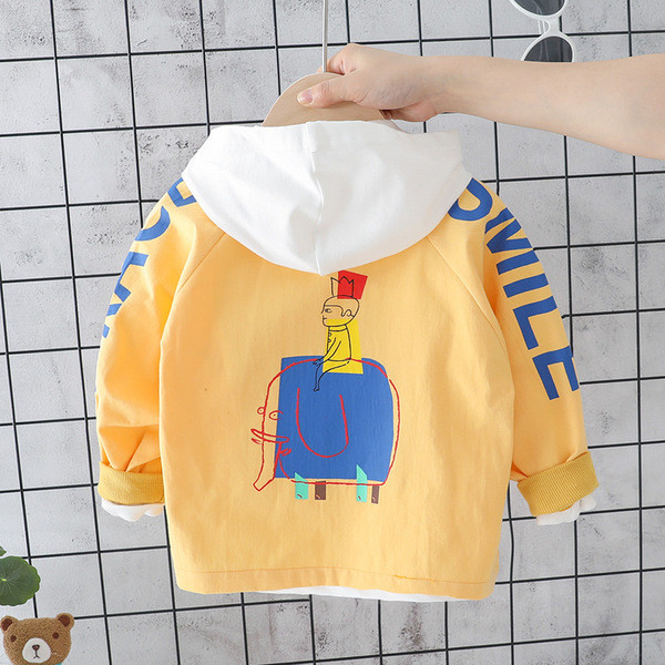 Sárga és fehér rátéttel ellátott, mindennapos gyerekkabát fiúknak