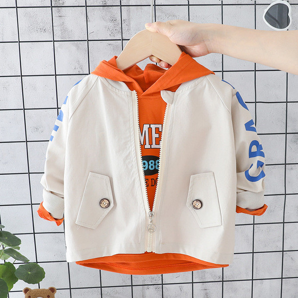 Sárga és fehér rátéttel ellátott, mindennapos gyerekkabát fiúknak