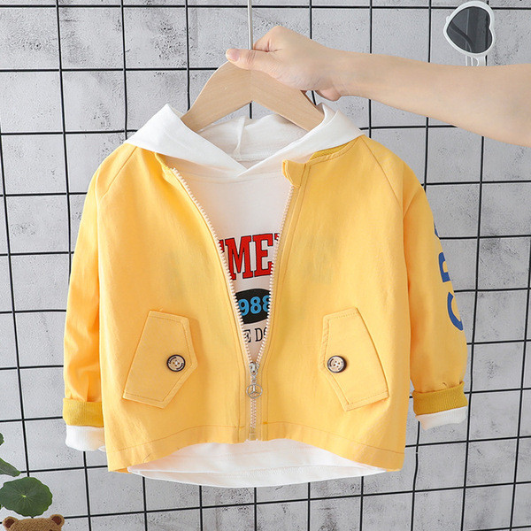 Sárga és fehér rátéttel ellátott, mindennapos gyerekkabát fiúknak