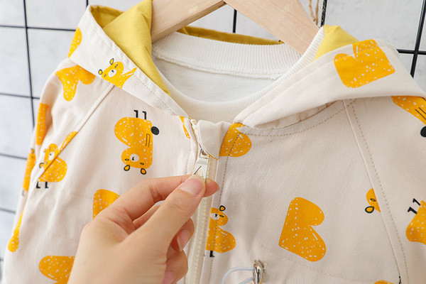 Új modell gyerekkabát kapucnival és zsebekkel fiúknak