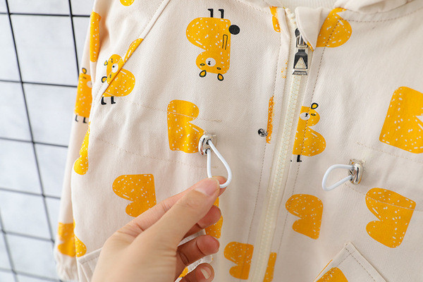 Új modell gyerekkabát kapucnival és zsebekkel fiúknak