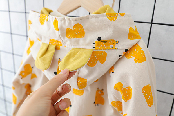 Új modell gyerekkabát kapucnival és zsebekkel fiúknak