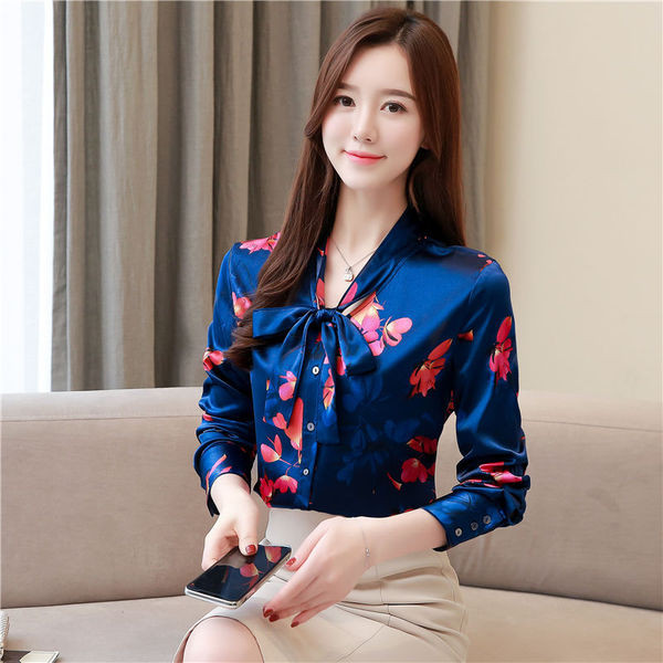 Modern női ing kék színben virágos motívumokkal