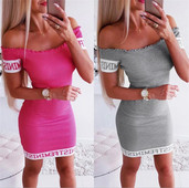 Alkalmi női ruha szürke és rózsaszín feliratokkal